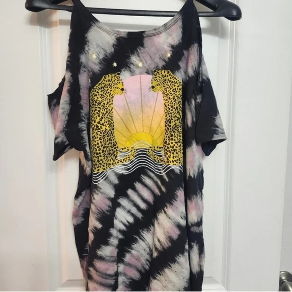 Torrid Cold-Shoulder Raw-Edge Tee in Cheetah Black Tie-Dye Size 1 Woman's XL - Picture 4 of 8